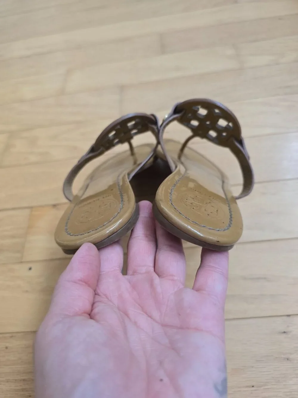 Tory Burch | Miller tan monochrome patent leather flip-flop sandals | WMS 7.5